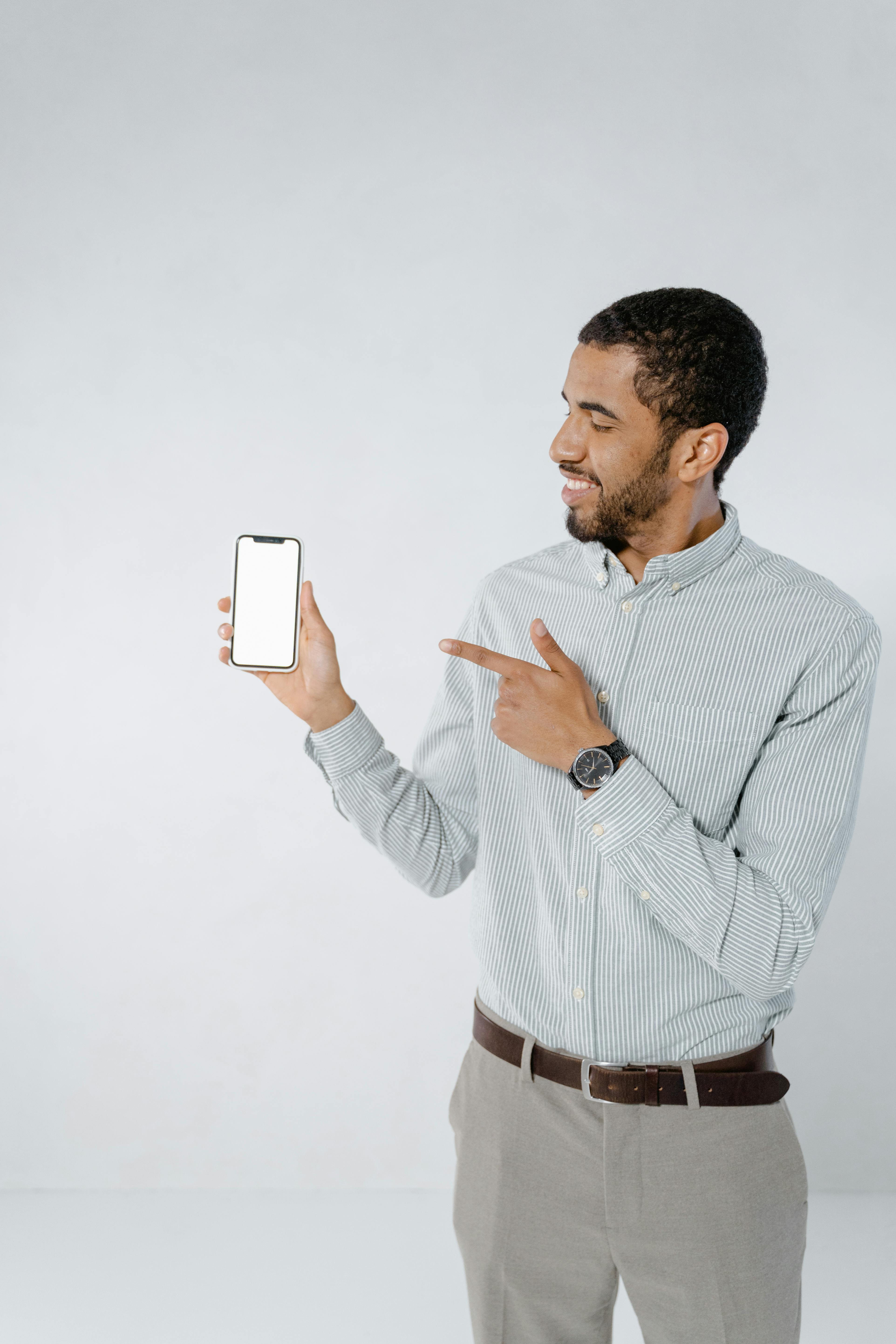  Homem apontando para um celular